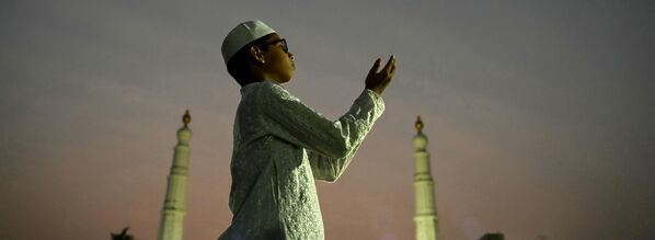 Пост в дни Рамадана - один из важнейших религиозных моментов. По канону он продолжается светлое время суток.На фото: мусульманин во время молитвы в Индии. - Sputnik Казахстан