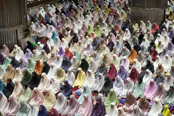 Рамазан - великий пост у мусульман - длится 30 дней. На фото: женщины молятся во время священного месяца Рамазана в Индонезии. - Sputnik Казахстан