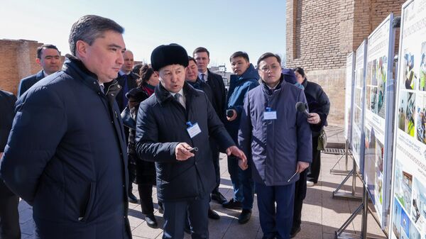 Премьер-министр Казахстана Олжас Бектенов у мавзолея Ходжи Ахмеда Яссауи - Sputnik Казахстан