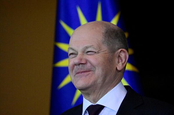 Канцлер Германии Олаф Шольц улыбается во время пресс-конференции в Берлине, Германия. - Sputnik Казахстан