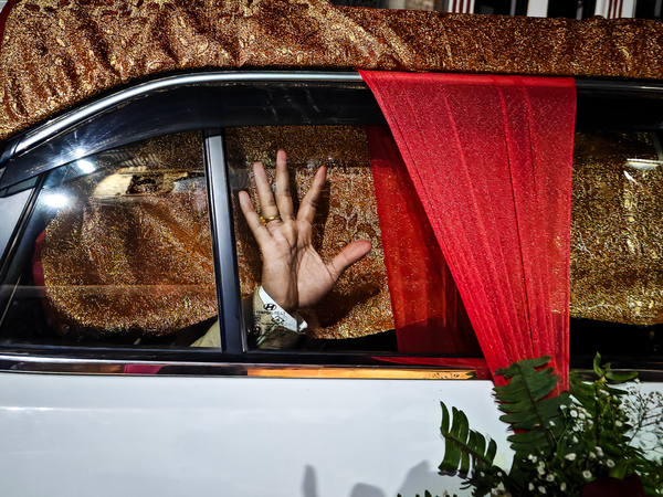 Снимок &quot;Рука&quot;, автор Кэлли Эй, Малайзия. На снимке жених восторженно машет рукой, следуя во время церемониальной процессии на свадьбу в Бхактапуре, Непал.  - Sputnik Казахстан