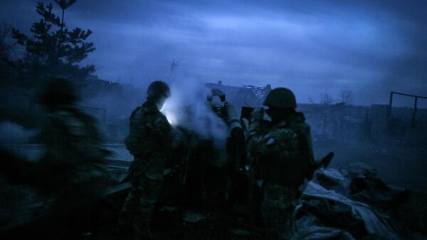 Артиллеристы 3-го армейского корпуса группировки Юг ведут огонь из 152-миллиметровой гаубицы Д-20 по позициям ВСУ на Артемовском направлении в зоне проведения СВО - Sputnik Казахстан
