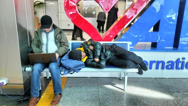 Пассажиры задержанных рейсов в аэропорту Алматы - Sputnik Казахстан