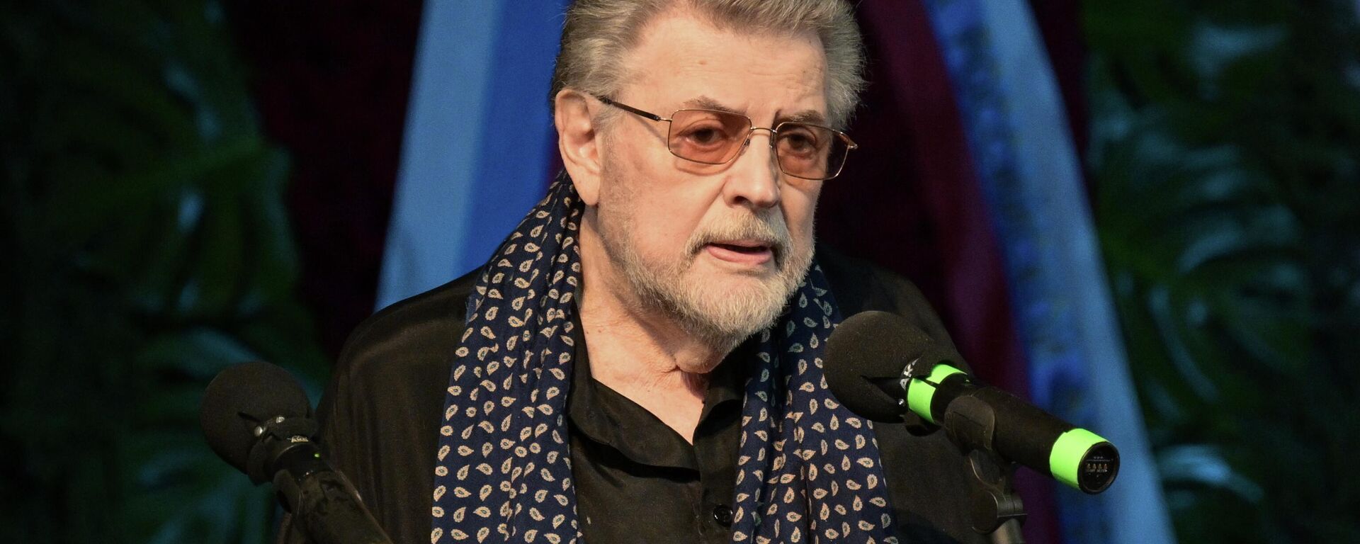 Народный артист России, президент Театра сатиры Александр Ширвиндт на церемонии прощания с народной артисткой СССР Верой Васильевой  - Sputnik Казахстан, 1920, 15.03.2024