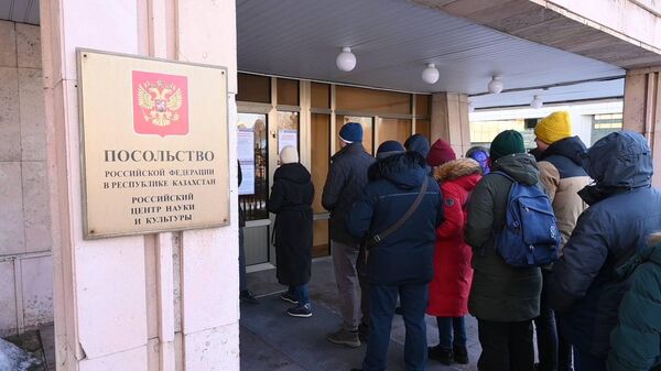 Очереди из избирателей у посольства России в Казахстане  - Sputnik Казахстан