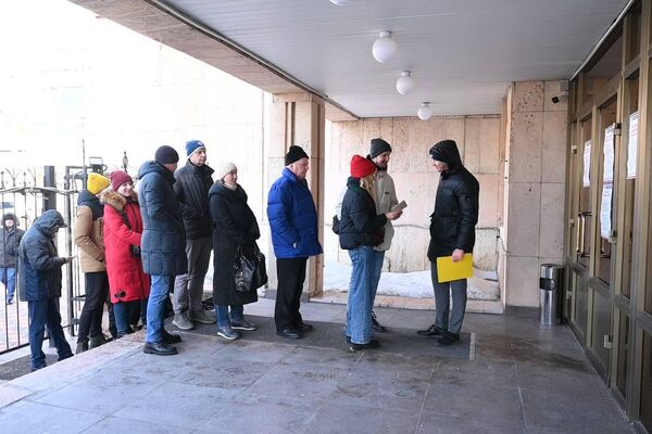 Очереди из избирателей у посольства России в Казахстане  - Sputnik Казахстан