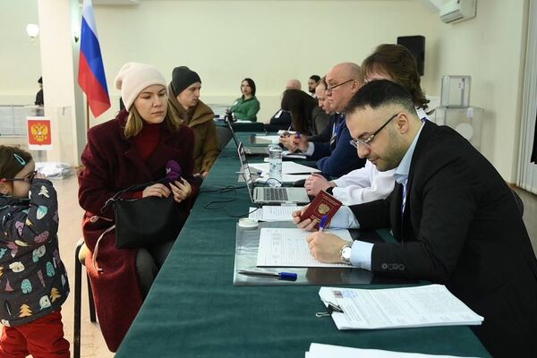 Голосование на выборах президента России - избирательные участки в Астане - Sputnik Казахстан
