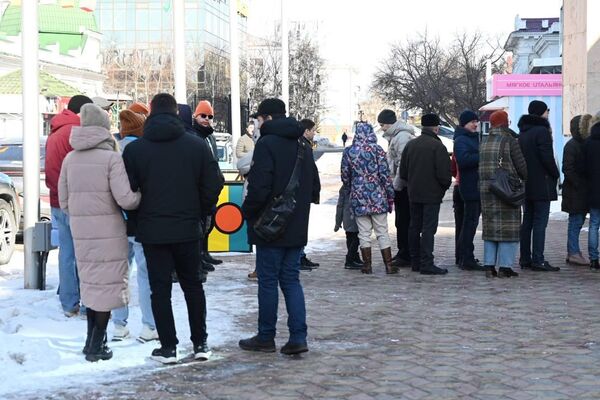 Очередь из российских избирателей в Астане во время выборов президента РФ - Sputnik Казахстан