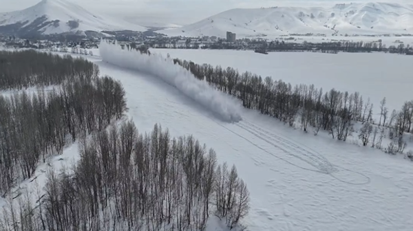 Замерзшую реку взорвали на востоке Казахстана - Sputnik Казахстан