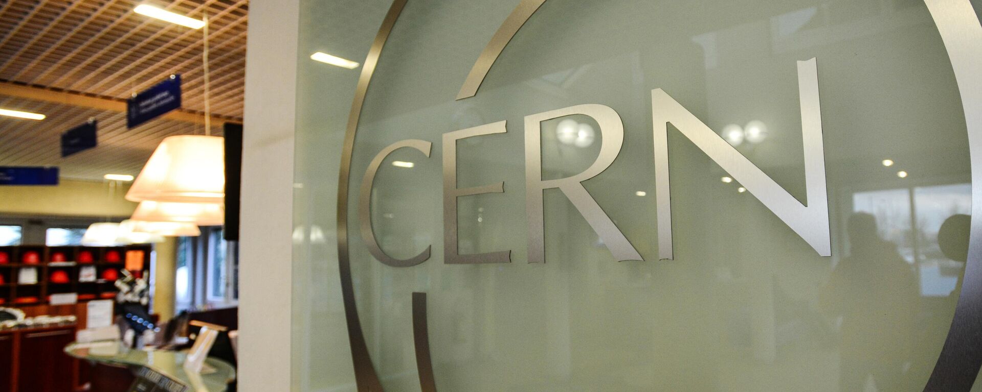 Табличка в фойе Европейской организации по ядерным исследованиям (CERN) в Женеве - Sputnik Казахстан, 1920, 19.03.2024