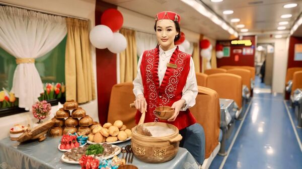 Украшенными поездами, угощениями и домбристами порадовал Нацперевозчик пассажиров - Sputnik Казахстан