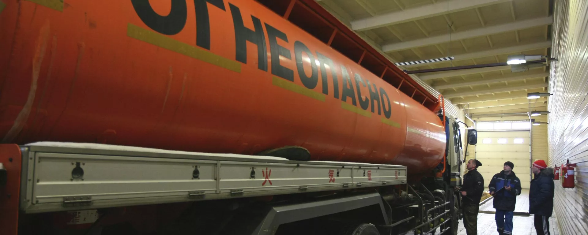 Бензовоз - Sputnik Казахстан, 1920, 09.04.2024