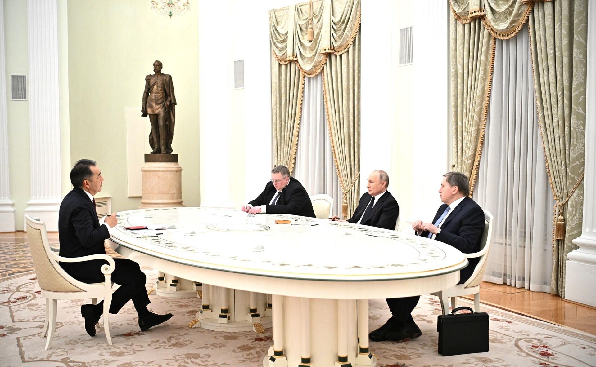 Владимир Путин провёл в Кремле встречу с Председателем Коллегии Евразийской экономической комиссии Бакытжаном Сагинтаевым - Sputnik Казахстан, 1920, 20.03.2024