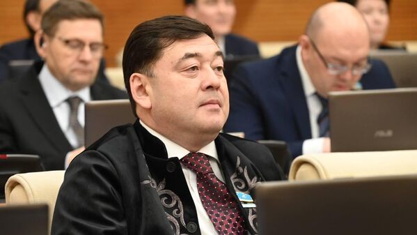 Депутат Арман Калыков - в стильном черном чапане. - Sputnik Казахстан