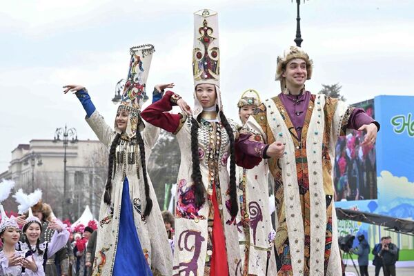 Среди выступлений на площади &quot;Астана&quot;  - представление акробатов на ходулях - Sputnik Казахстан