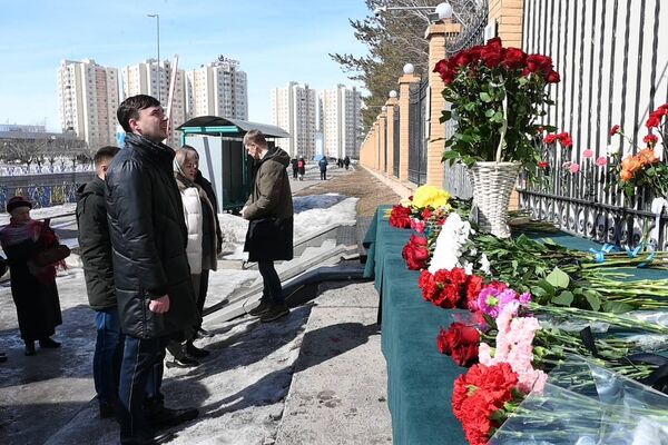 Свечи, цветы и игрушки у посольства России (в Астане) - Sputnik Казахстан
