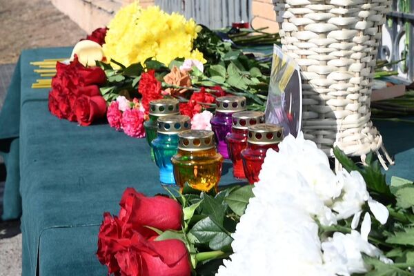 Свечи, цветы и игрушки у посольства России (в Астане) - Sputnik Казахстан