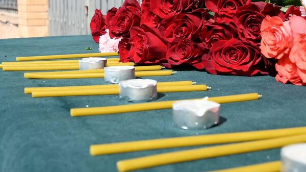Свечи, цветы и игрушки у посольства России (в Астане) - Sputnik Қазақстан