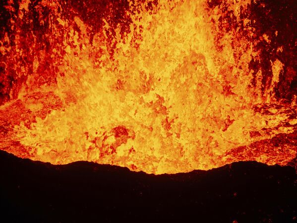 Вспышки вулканов на полуострове Рейкьянес представляют собой извержения, которые обычно не вызывают крупных взрывов или значительного выброса пепла в стратосферу, но могут угрожать населению выбросом опасных газов и большими потоками лавы. - Sputnik Казахстан