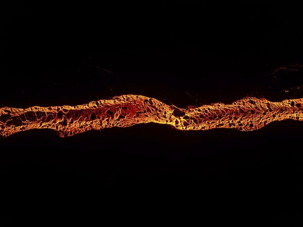 Ползущая раскаленная лава напоминает по форме огромную огненную змею. Несмотря на опасность происходящего, это привлекает любителей приключений и фотографов, которые делают эффектные снимки на фоне извержения.  - Sputnik Казахстан