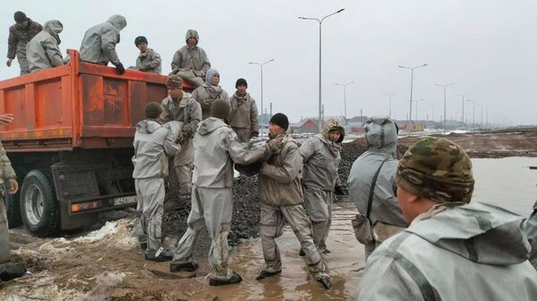 Қарулы күштердің әскери қызметшілері Орал тұрғындарына көмекке келді - Sputnik Казахстан
