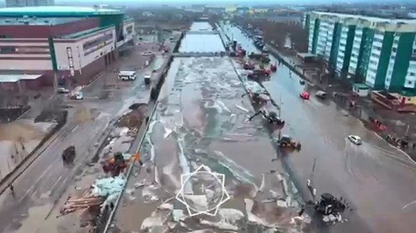 Вода залила дорогу в Актобе - Sputnik Казахстан