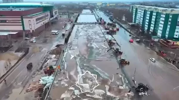 Вода залила дорогу в Актобе - Sputnik Казахстан