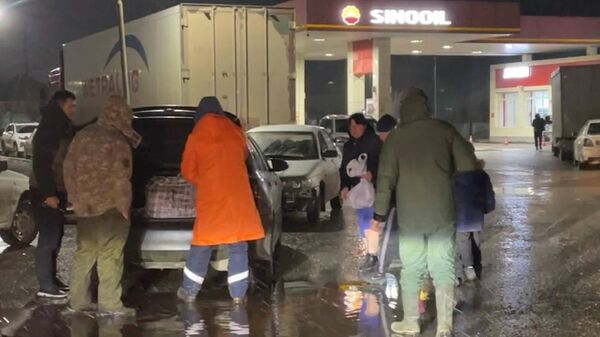 Эвакуация людей из затопленных домов  - Sputnik Казахстан