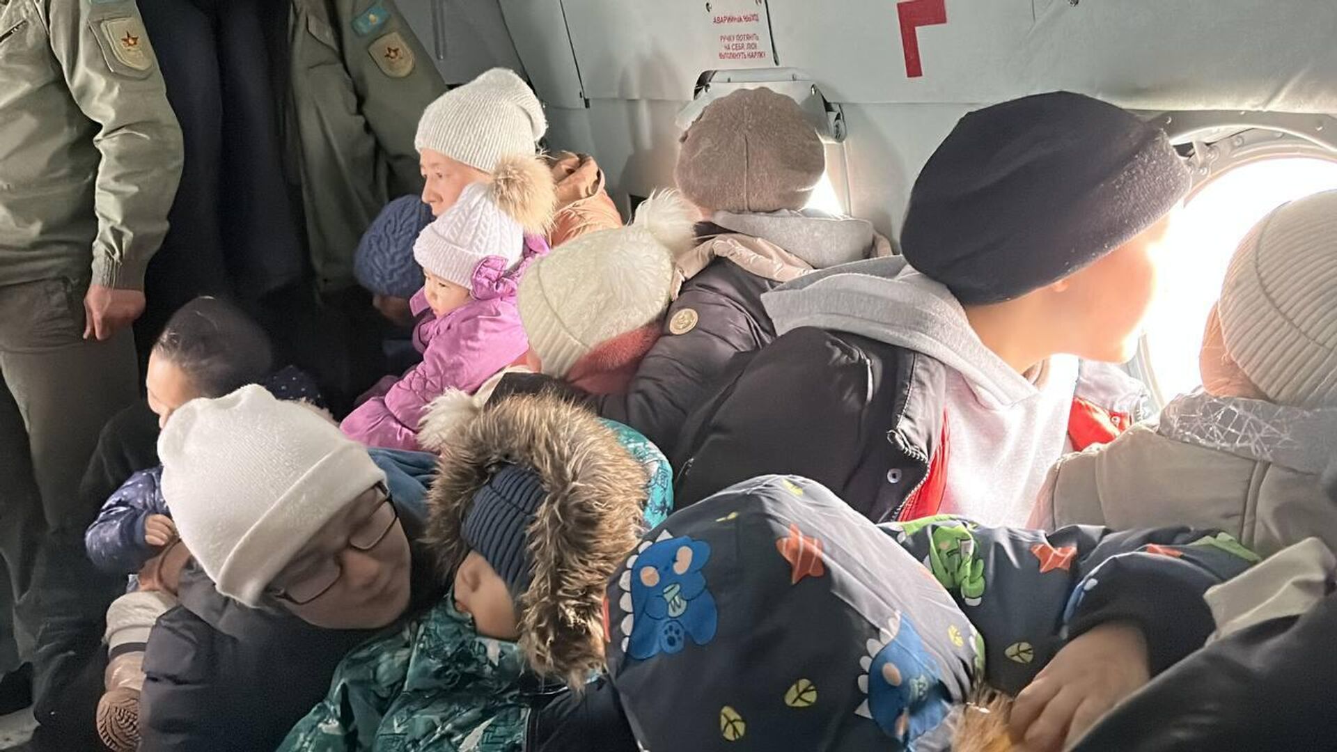 Военные эвакуируют население из затопленных районов и доставляют гуманитарную помощь - Sputnik Казахстан, 1920, 31.03.2024
