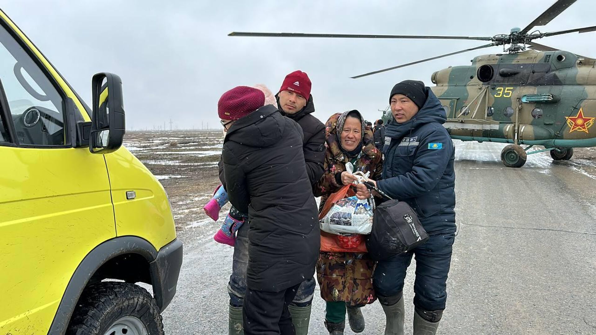 Военные эвакуируют население из затопленных районов и доставляют гуманитарную помощь - Sputnik Казахстан, 1920, 31.03.2024