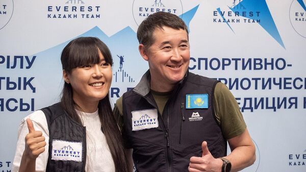Максут Жумаев и Анар Бурашева после пресс-конференции - Sputnik Казахстан