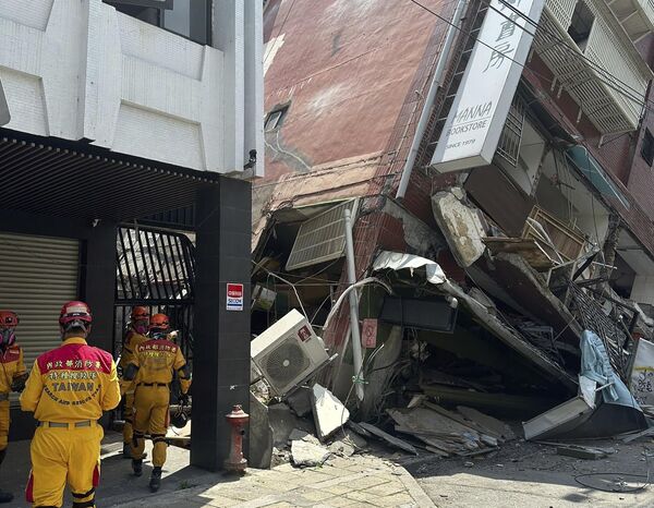 На кадрах из Тайваня, публикуемых в соцсетях, видны поврежденные здания. - Sputnik Казахстан