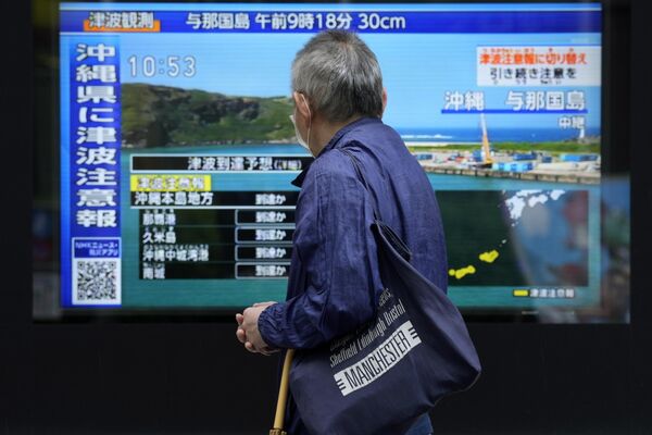 Подземные толчки ощутили также в южной японской префектуре Окинава. После землетрясения для островов Окинава, Мияко и островной группы Яэяма была объявлена угроза цунами. Специалисты не исключают, что высота приливной волны может достигнуть трех метров.На фото: предупреждение о цунами после сильного землетрясения вблизи Тайваня, передаваемое в новостях в Токио, Япония. - Sputnik Казахстан