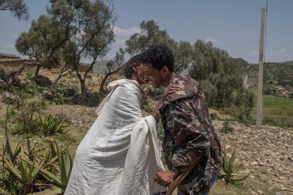 &quot;Возвращение домой&quot;, автор Винсент Хейгес (Германия). На фото: 21-летний солдат видит свою мать впервые после возвращения с войны. Место событий - Эфиопия. - Sputnik Казахстан