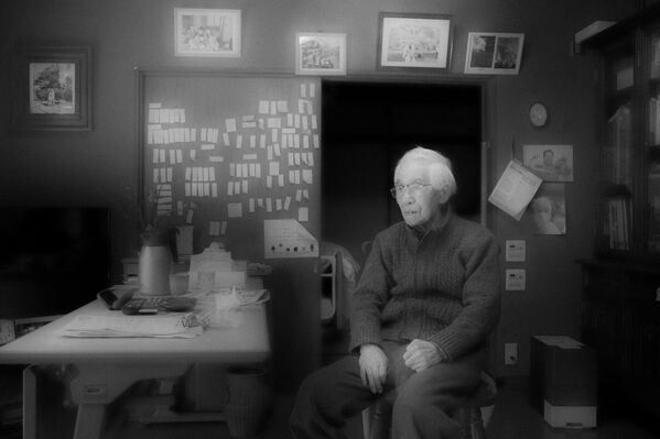 Снимок &quot;Струны сердца&quot;, автор Кадзухико Мацумура (Япония). На фото пожилой мужчина сидит в гостиной в окружении фотографий своей жены Кимико.  - Sputnik Казахстан