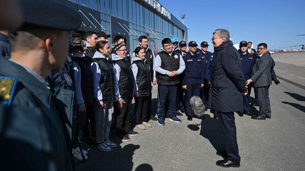 Касым-Жомарт Токаев встретился со спасателями и волонтерами в ЗКО - Sputnik Казахстан