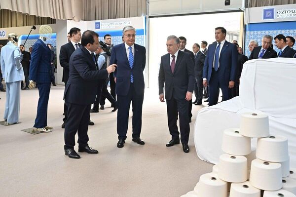 Президенты Токаев и Мирзиеев посетили выставку промышленных товаров Узбекистана - Sputnik Казахстан