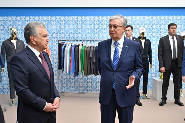 Президенты Токаев и Мирзиеев ознакомились с продукцией предприятий Узбекистана - Sputnik Казахстан
