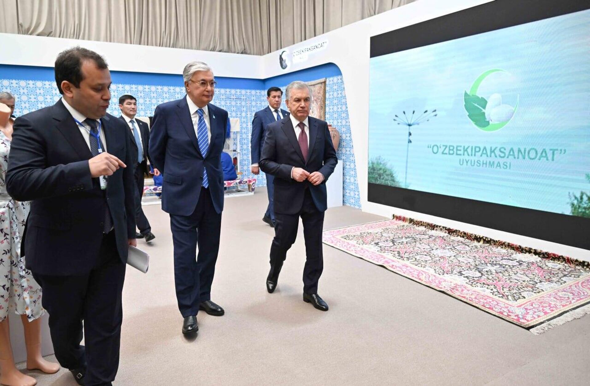 Президенты Токаев и Мирзиеев посетили выставку промышленных товаров Узбекистана и ковроткацую фабрику  - Sputnik Казахстан, 1920, 05.04.2024