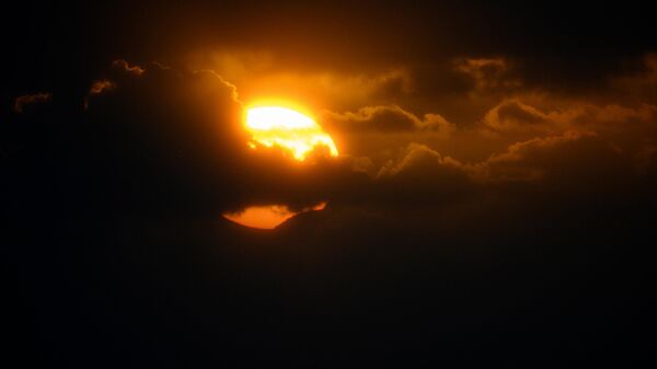 Луна начинает затмевать часть Солнца во время солнечного затмения, Виго, Испания - Sputnik Казахстан