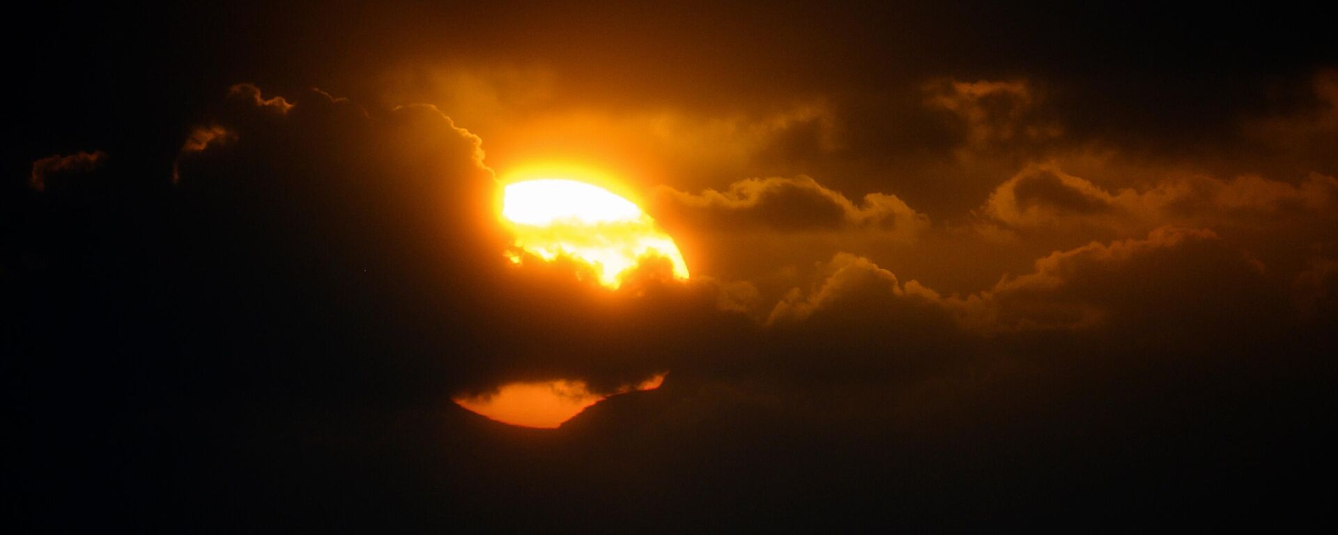 Луна начинает затмевать часть Солнца во время солнечного затмения, Виго, Испания - Sputnik Казахстан, 1920, 09.04.2024