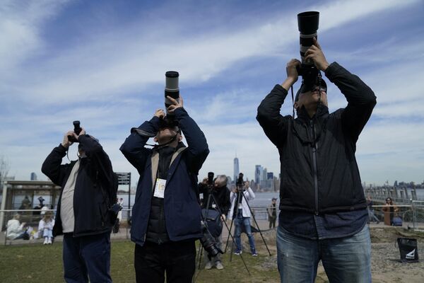 Увидев его однажды, вы запомните это на всю жизнь!На фото: фотожурналисты во время солнечного затмения в Северной Америке. - Sputnik Казахстан