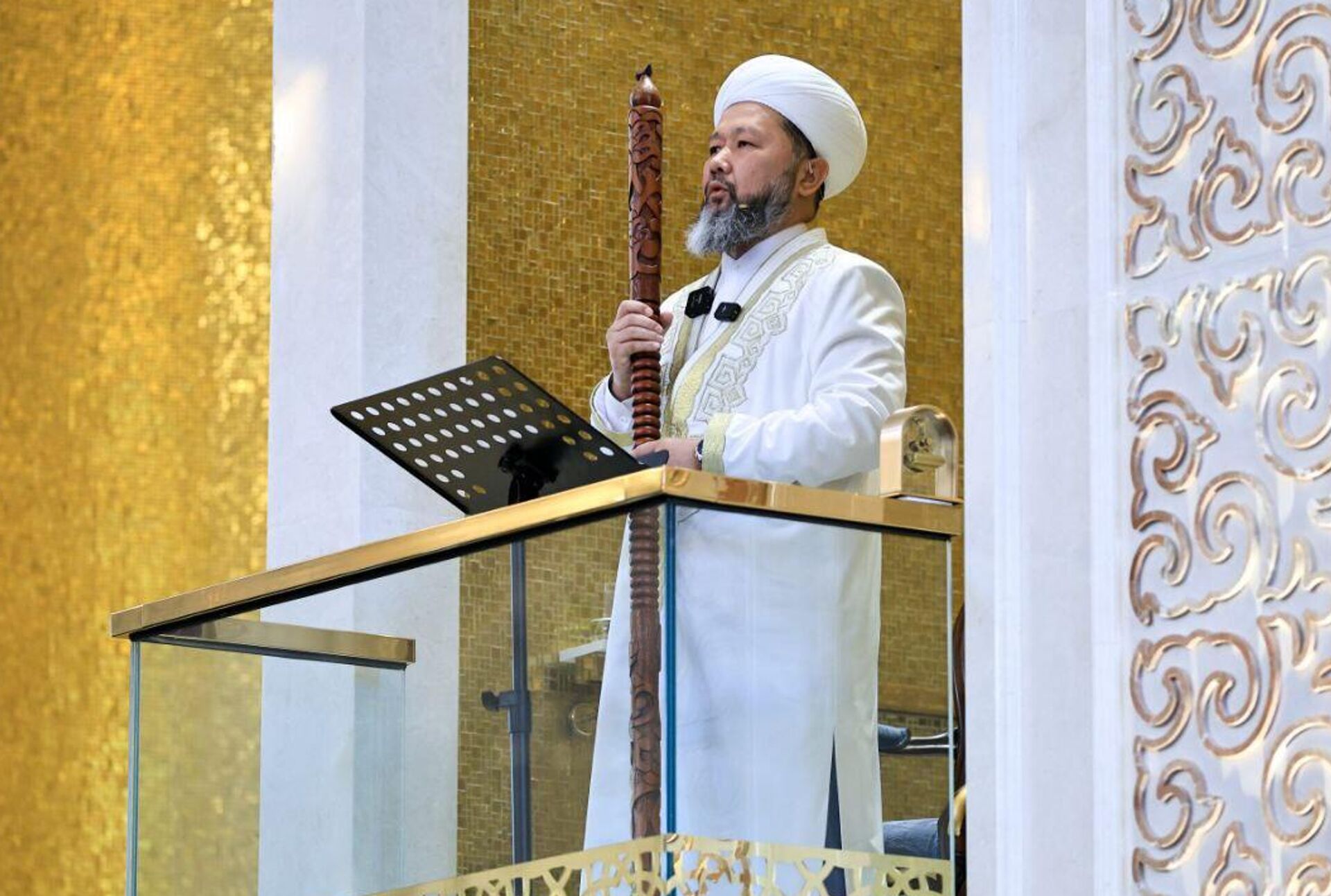 Председатель Духовного управления мусульман Казахстана, Верховный муфтий Наурызбай кажы Таганулы возглавил праздничный молебен в Главной мечети республики и выступил с проповедью перед прихожанами - Sputnik Қазақстан, 1920, 10.04.2024