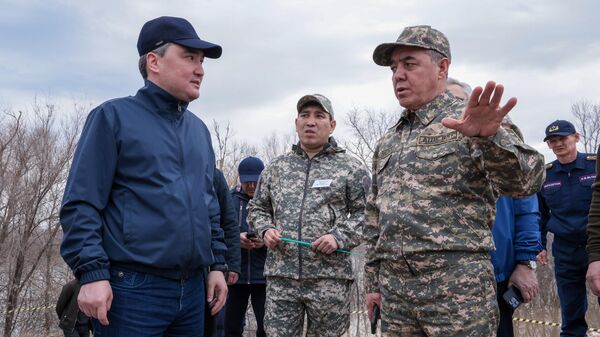 Премьер-министр Казахстана Олжас Бектенов проверил состояние гидросооружений - Sputnik Казахстан