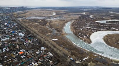 Вид с воздуха: поселок Заречный на окраине города Петропавловск, на севере Казахстана, недалеко от границы с Россией, во время принятия мер по защите от паводковых вод 