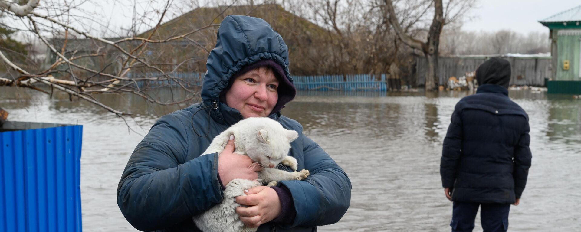 Жительница держит на руках кота в затопленном поселке Покровка, примерно в 90 км от города Петропавловск, на севере Казахстана, недалеко от границы с Россией - Sputnik Казахстан, 1920, 22.04.2024
