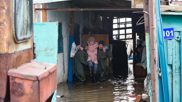 Казахстанские спасатели эвакуируют жителей затопленного поселка Покровка, примерно в 90 км от города Петропавловск, на севере Казахстана, недалеко от границы с Россией - Sputnik Казахстан