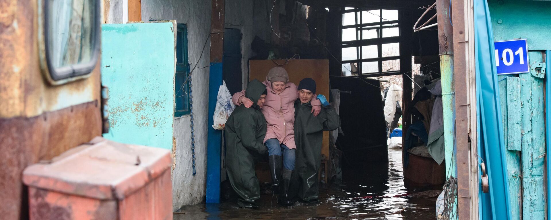 Казахстанские спасатели эвакуируют жителей затопленного поселка Покровка, примерно в 90 км от города Петропавловск, на севере Казахстана, недалеко от границы с Россией - Sputnik Қазақстан, 1920, 15.04.2024