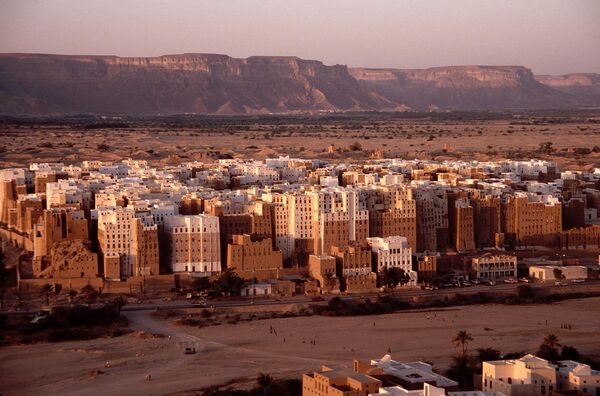 Город Шибам в ЙеменеШибам часто называют &quot;старейшим городом небоскребов в мире&quot;, а также &quot;Манхэттеном в пустыне&quot;. В списке ЮНЕСКО с 1982 года. Это древнейший пример городского планирования, основанного на принципе вертикального строительства. - Sputnik Казахстан