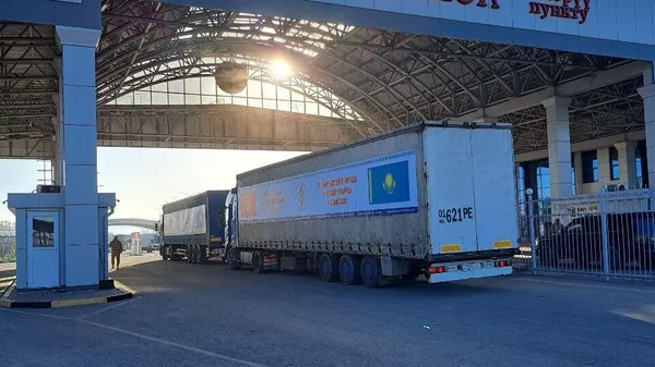 Полицейские Кыргызстана направили 50 тонн гумпомощи казахстанским коллегам - Sputnik Казахстан